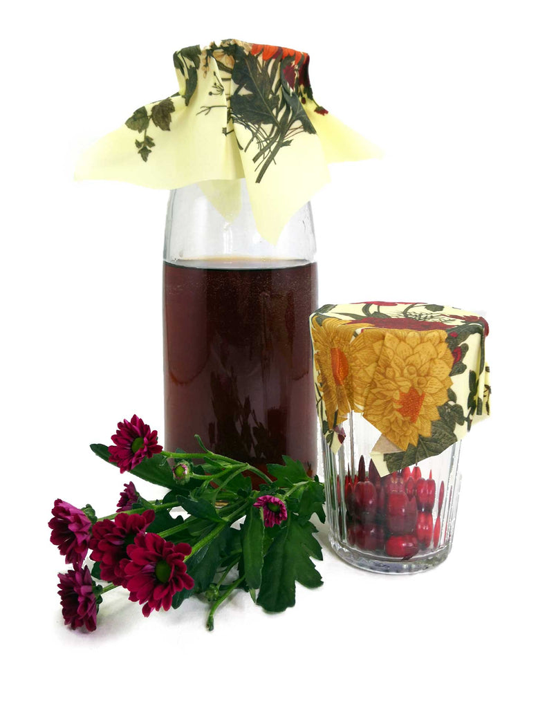 Bienenwachstuch 4er Set mit Muster Cottage Flowers auf einer Flasche und Glas
